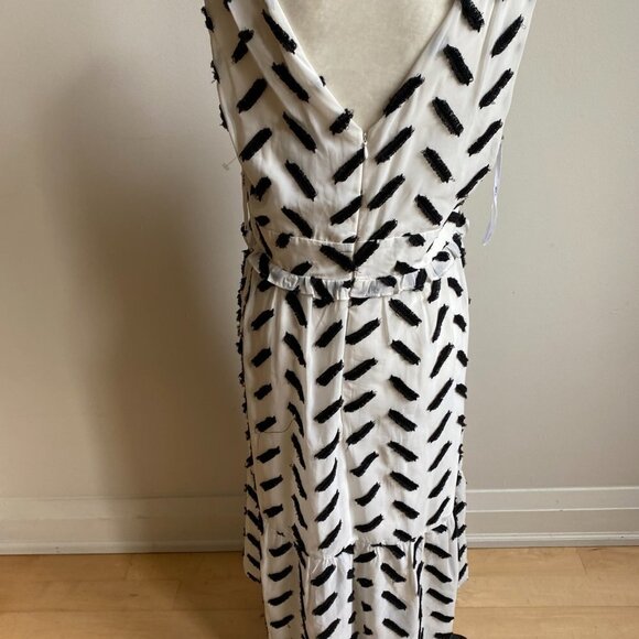 ALI + Jay A-Line Embroidered Dress BNWOT Sz Large Black White Ruffle Hem - Picture 4 of 10